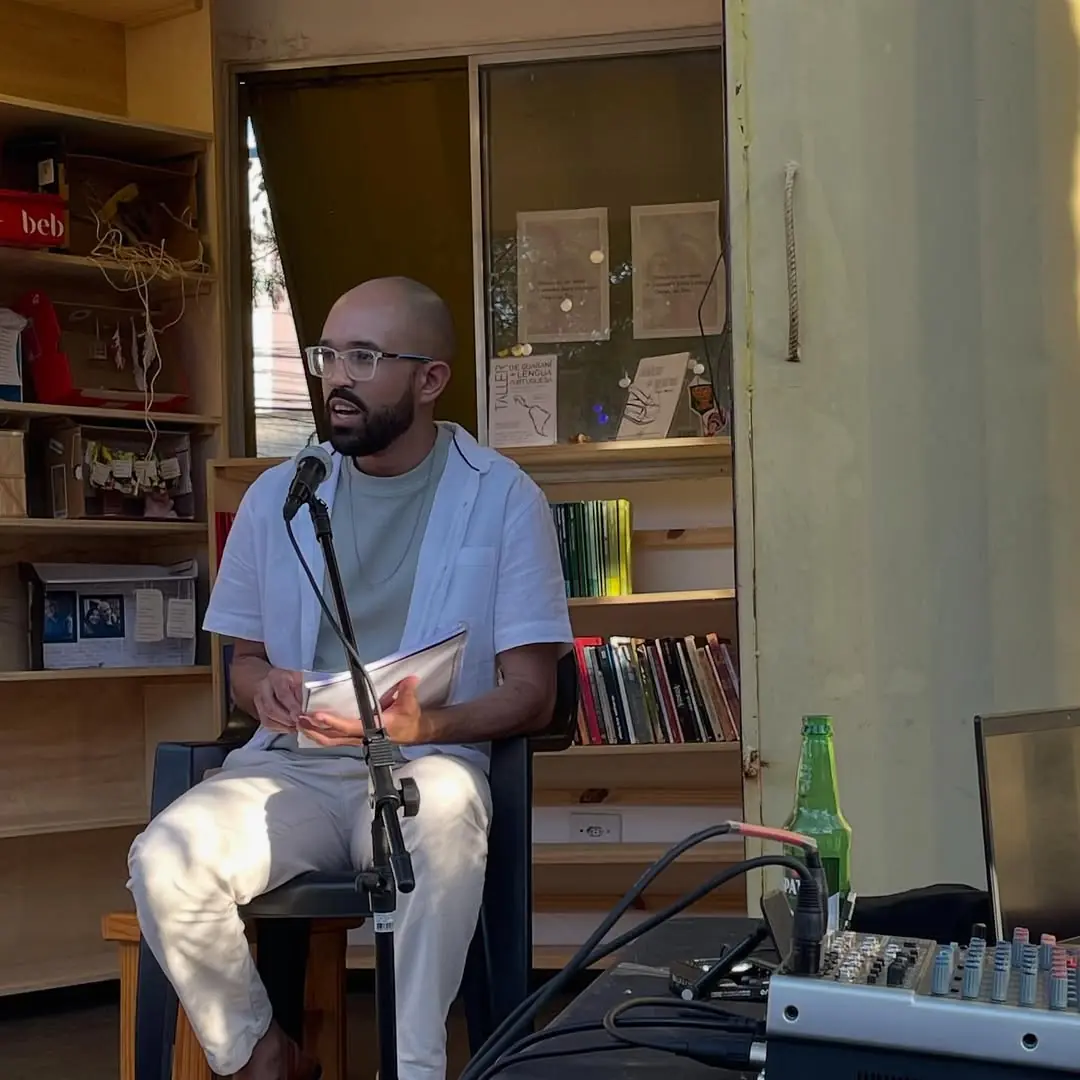 Retrato de Maurício Rosa no sarau do Livro Inteiro